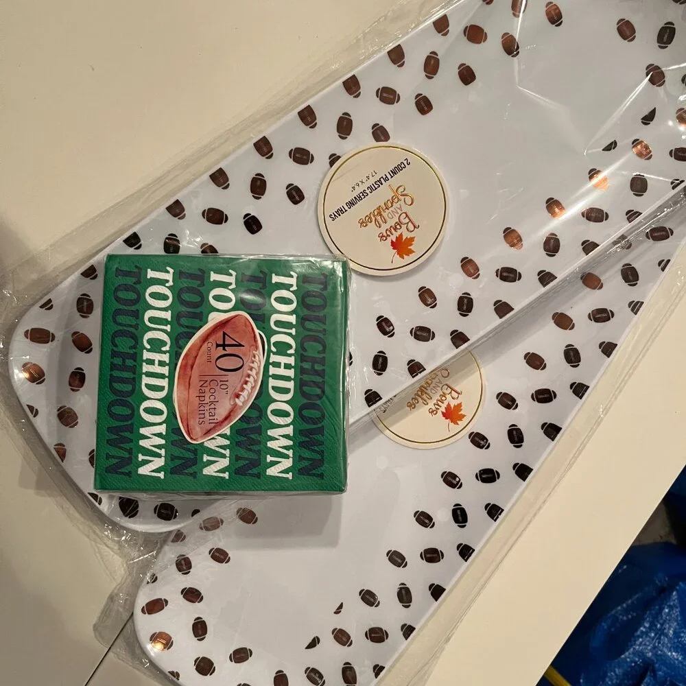 Football Plastic Serving Trays (4) and Football Napkins (new)/ps/x)‎